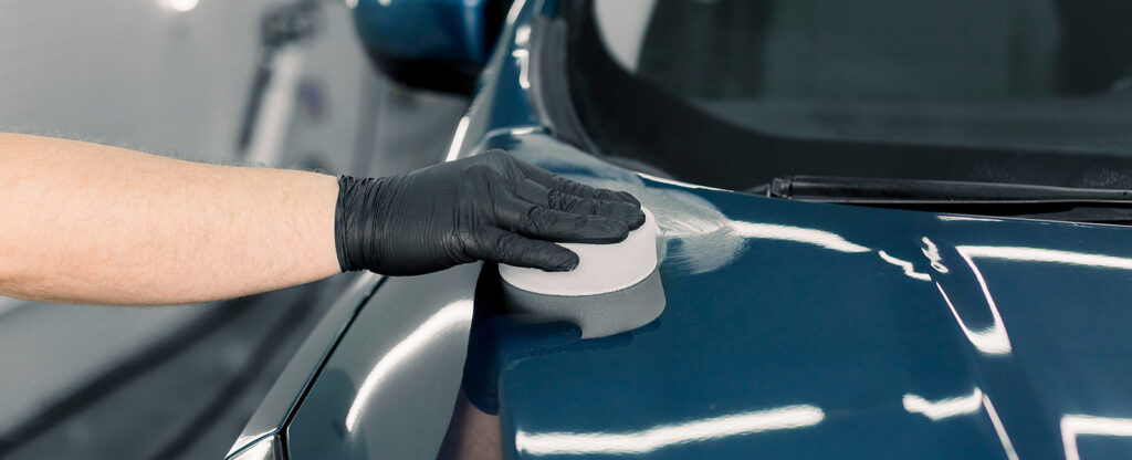 Otomobilin parlaklığını korumak için kaportaya boya koruma ürünü uygulama işlemi