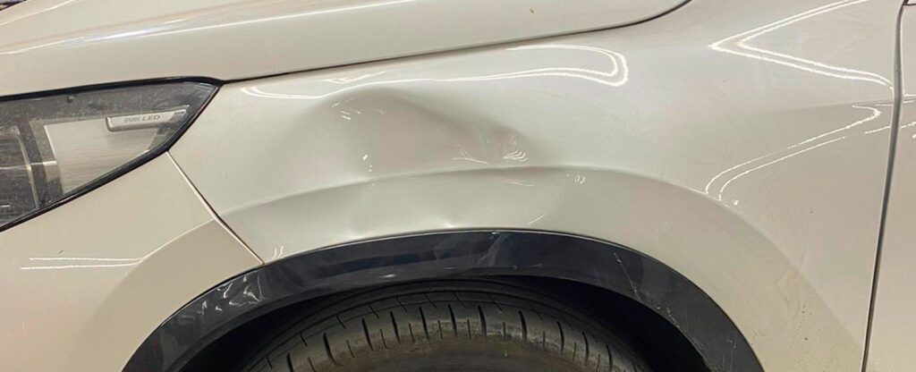 Araç kaportasındaki göçüğün boyaya zarar vermeden özel aletlerle düzeltilmesi işlemi