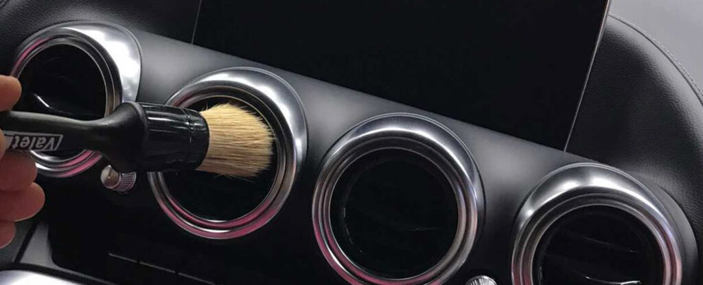 Otomobilin iç mekanında yapılan detaylı temizlik ve dezenfeksiyon işlemi