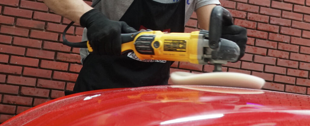 Otomobilin kaporta yüzeyine pasta cila makinesi ile çizik giderme ve parlaklık uygulama işlemi