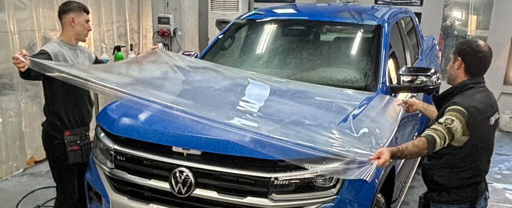 Aracın ön kaputuna çizilme ve taş sekmesine karşı şeffaf PPF boya koruma filmi uygulaması