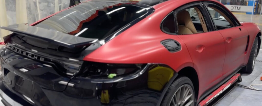 Siyah bir aracın kırmızı folyo kaplama ile renk değiştirme işlemi